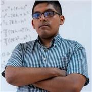 Profesor de matemáticas prepara al estudiante a ingresar a la universidad